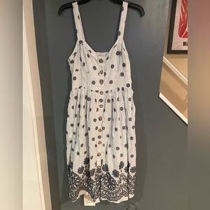 Beautiful details,button down dress.